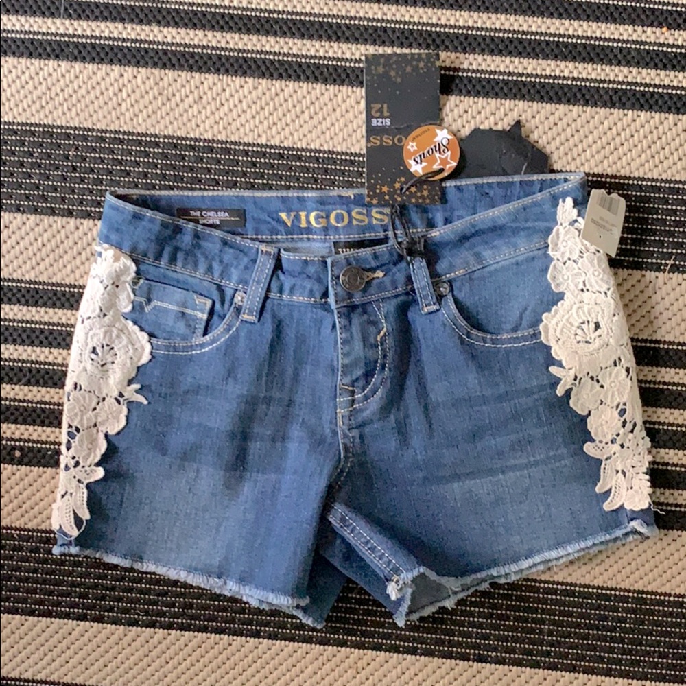 NWT girl shorts w/ appliqué detail on sides